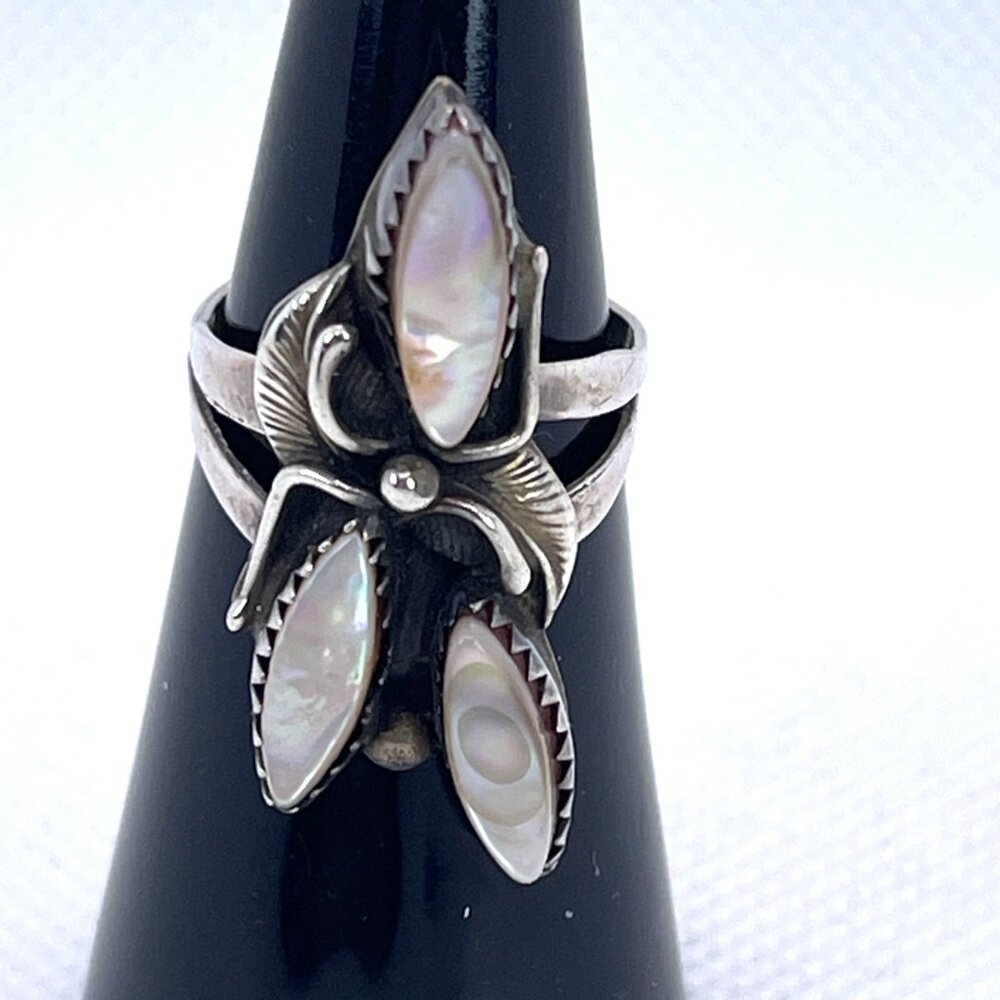 Native American Statement Signed LW Silver Mother Of Pearl Shell Ring Sz 5.5 VTG